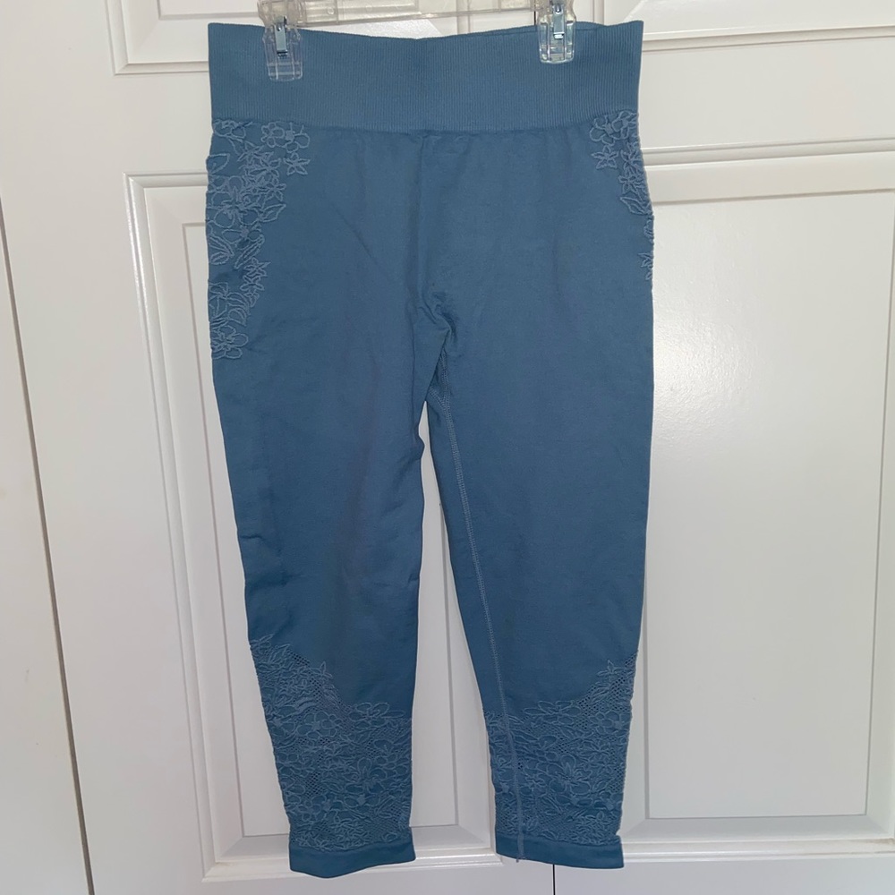 Women’s Fabletics Capris Leggings Size Medium